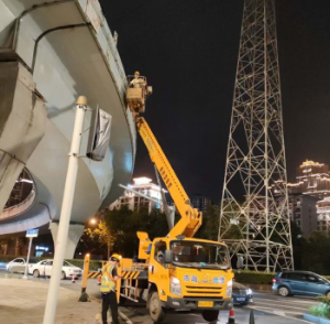 路灯维修车